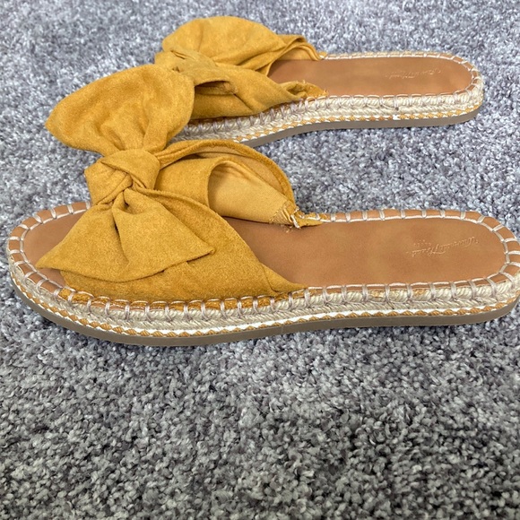 Universal Thread Bow Sandles - Picture 2 of 3